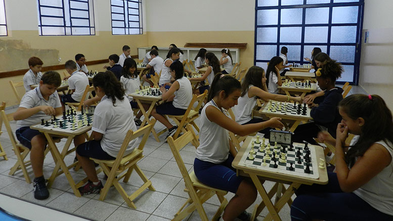 Sala de aula de xadrez bem organizada