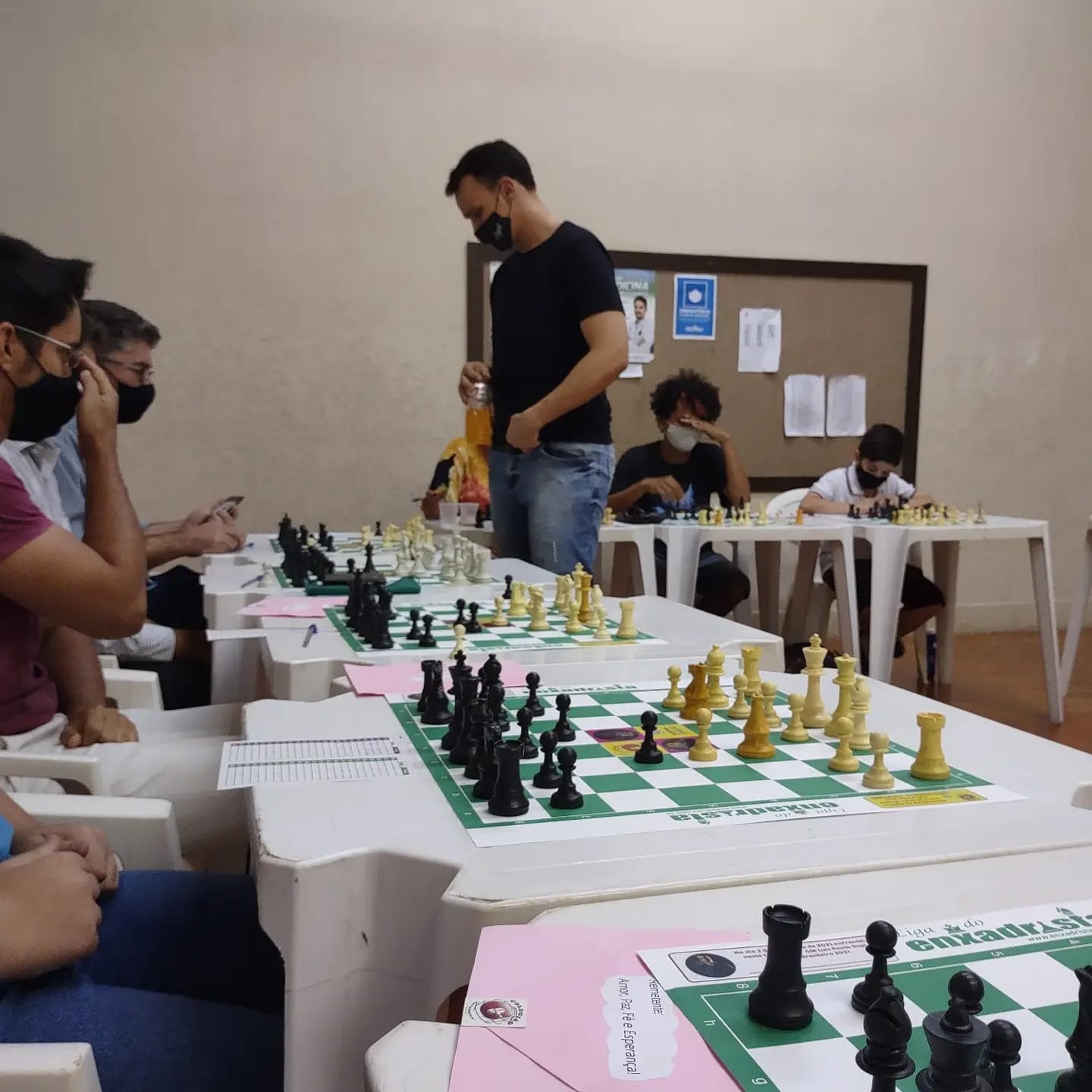 Estudantes participam de simultânea com grande mestre do xadrez