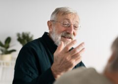 Surdez em idosos: impactos e manejo multidisciplinar na terceira idade